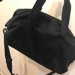 LULULEMON FAST TRACK DUFFLE